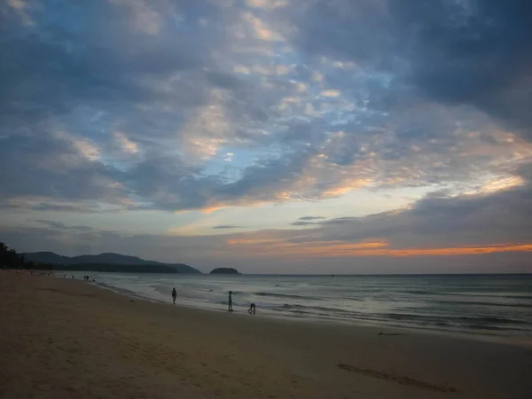 Hermosa Puesta Sol Playa Karon Isla Phuket Tailandia —  Fotos de Stock