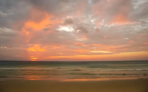 Hermosa Puesta Sol Playa Karon Isla Phuket Tailandia — Foto de Stock