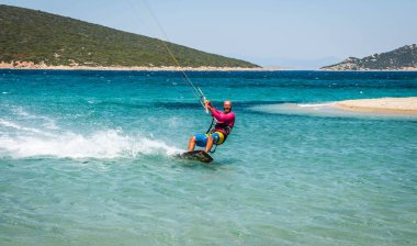 Marmari, Yunanistan - 24 Haziran 2012, gökyüzü-sörfçü Yunanistan Evia adada Marmari altın plajda oynarken altın kumsalda