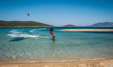 Marmari, Yunanistan - 24 Haziran 2012, gökyüzü-sörfçü Yunanistan Evia adada Marmari altın plajda oynarken altın kumsalda