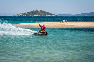 Marmari, Yunanistan - 24 Haziran 2012, gökyüzü-sörfçü Yunanistan Evia adada Marmari altın plajda oynarken altın kumsalda