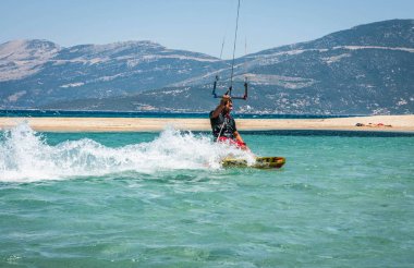 Marmari, Yunanistan - 24 Haziran 2012, gökyüzü-sörfçü Yunanistan Evia adada Marmari altın plajda oynarken altın kumsalda
