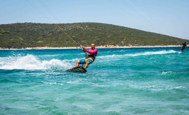 Marmari, Yunanistan - 24 Haziran 2012, gökyüzü-sörfçü Yunanistan Evia adada Marmari altın plajda oynarken altın kumsalda