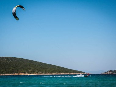 Marmari, Yunanistan - 24 Haziran 2012, gökyüzü-sörfçü Yunanistan Evia adada Marmari altın plajda oynarken altın kumsalda
