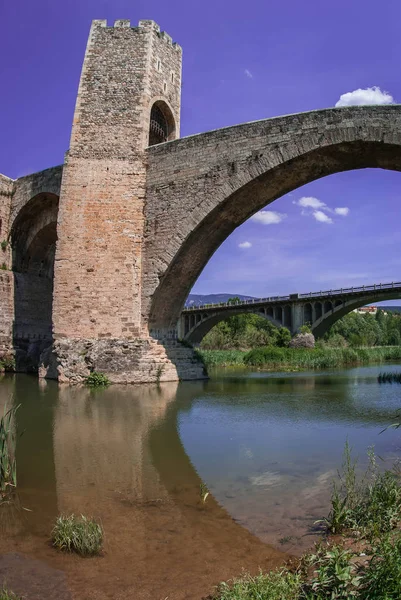 Γραφική Εικόνα Του Μεσαιωνική Γέφυρα Του Ποταμού Fluvia Κοντά Στο — Φωτογραφία Αρχείου