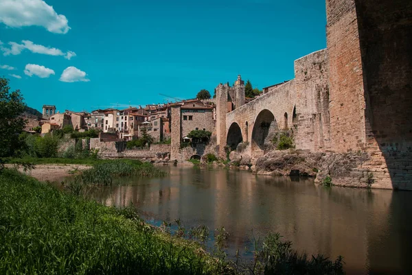 Imagem Panorâmica Ponte Medieval Sobre Rio Fluvia Perto Besalu Espanha — Fotografia de Stock