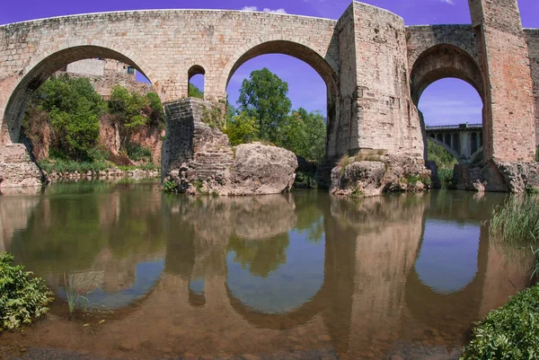 Vacker Bild Medeltida Bron Över Floden Fluvia Nära Besalú Spanien — Stockfoto