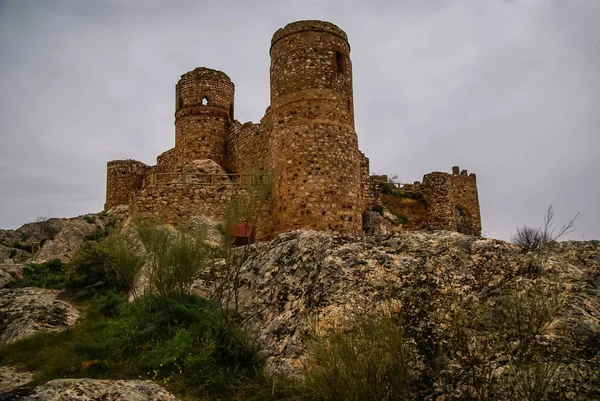 中世スペインのフエンテデカントスのカピラ城の遺跡のイメージ — ストック写真