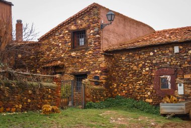 Sonbahar peyzaj kırmızı şehirlerinden birinde İspanya Madriguera