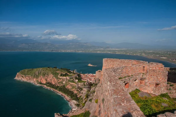 ギリシャのペロポネソス半島上の島とナフプリオンからブルジ要塞表示 — ストック写真