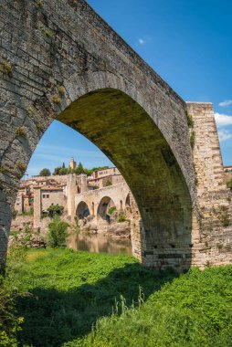 Ortaçağ Nehri yakınındaki Besalu İspanya El Fluvia köprüden doğal görüntü