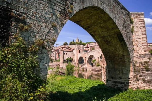 Imagem Panorâmica Ponte Medieval Sobre Rio Fluvia Perto Besalu Espanha — Fotografia de Stock