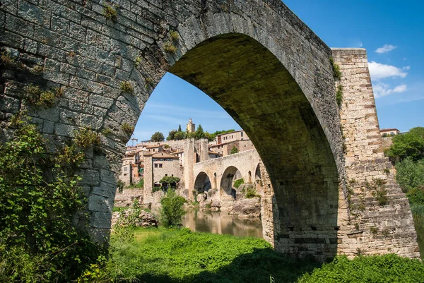 Malowniczy Obraz Średniowiecznego Mostu Nad Rzeką Fluvia Pobliżu Besalú Hiszpania — Zdjęcie stockowe