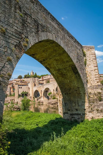 川エル Fluvia スペインのベサルー近くの中世橋の景観イメージ — ストック写真