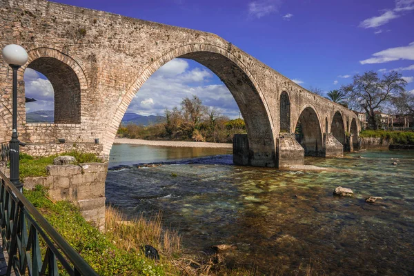Bilden Medeltida Bro Över Floden Arahthos Arta Grekland — Stockfoto