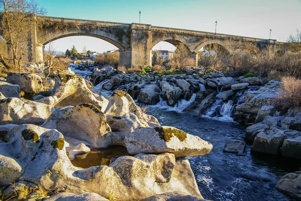Γραφικό Τοπίο Μεσαιωνική Γέφυρα Του Ποταμού Tormes Στην Castilla León — Φωτογραφία Αρχείου