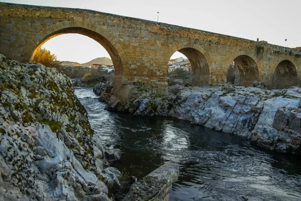 Pintoresco Paisaje Con Puente Medieval Sobre Río Tormes Castilla León —  Fotos de Stock