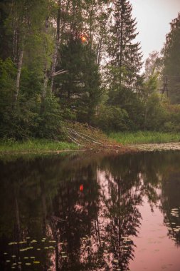 Rusya mavi göl, yansımaları ile pitoresk manzara