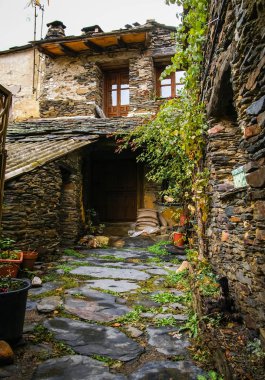 İspanya Campillo de Ranas siyah şehirlerinden birinde sonbahar peyzaj