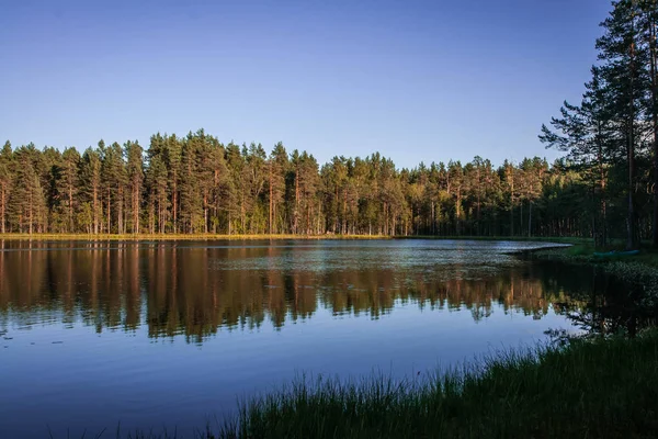 俄罗斯卡累利阿的风景如画的湖泊和倒影 — 图库照片