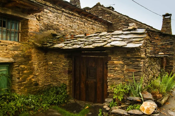 İspanya Campillo de Ranas siyah şehirlerinden birinde sonbahar peyzaj