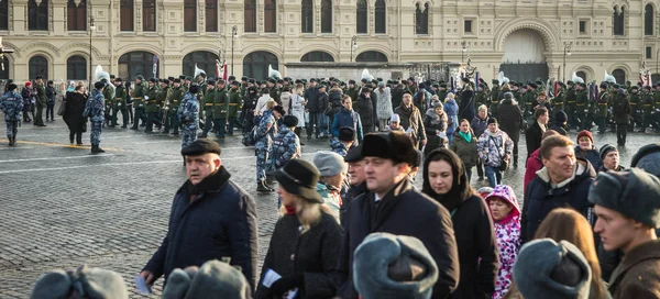 Moscow Rússia Novembro 2018 Pessoas Praça Vermelha Desfile Militar Dedicado — Fotografia de Stock
