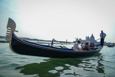 Venice, İtalya - 21 Eylül 2009: İnsanlar ve gondol Venedik, İtalya'nın kanalları üzerinde