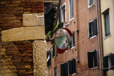 Venice, İtalya - 21 Eylül 2009: İnsanlar ve gondol Venedik, İtalya'nın kanalları üzerinde