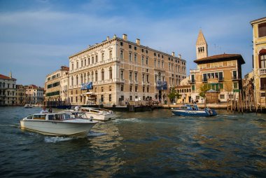 Venice, İtalya - 21 Eylül 2009: İnsanlar ve gondol Venedik, İtalya'nın kanalları üzerinde