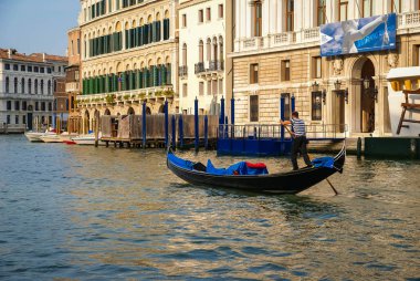 Venice, İtalya - 21 Eylül 2009: İnsanlar ve gondol Venedik, İtalya'nın kanalları üzerinde