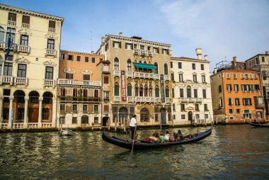Venice, İtalya - 21 Eylül 2009: İnsanlar ve gondol Venedik, İtalya'nın kanalları üzerinde