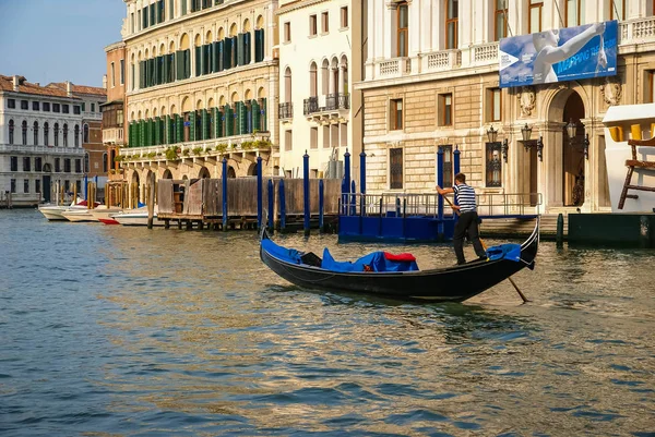 Venice, İtalya - 21 Eylül 2009: İnsanlar ve gondol Venedik, İtalya'nın kanalları üzerinde