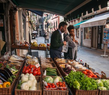 Venedik, İtalya - 23 Mart 2011: Kanalları Venedik, İtalya'nın insanlar