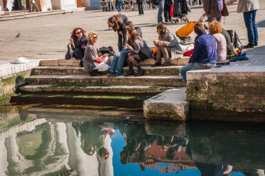 Venedik, İtalya - 23 Mart 2011: Kanalları Venedik, İtalya'nın insanlar