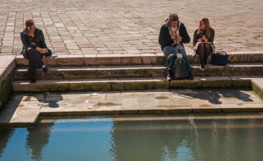 Venedik, İtalya - 23 Mart 2011: Kanalları Venedik, İtalya'nın insanlar