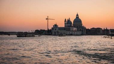 Pitoresk kanalları Venedik İtalya doğal görüntü gün batımında