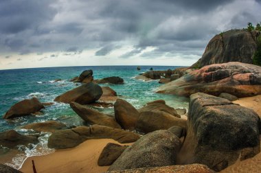 Lamai Beach Tayland Samui adasında taşlarla güzel deniz manzarası