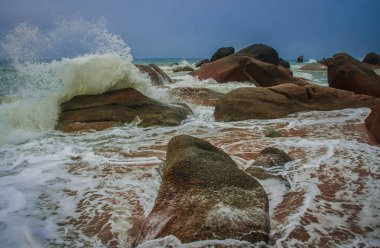 Lamai Beach Tayland Samui adasında taşlarla güzel deniz manzarası