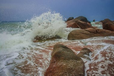Lamai Beach Tayland Samui adasında taşlarla güzel deniz manzarası