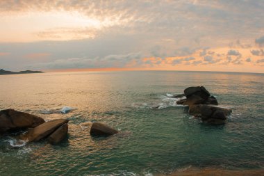 Lamai Beach Tayland Samui adasında taşlarla güzel deniz manzarası