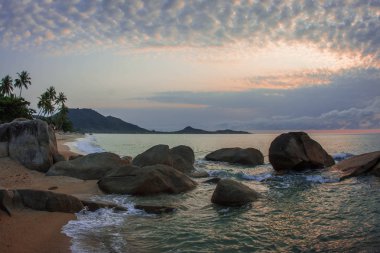 Lamai Beach Tayland Samui adasında taşlarla güzel deniz manzarası