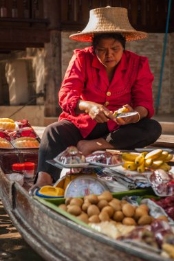 Bangkok, Tayland - 02 Ocak 2011: Damnoen Saduak yüzen pazarı, ünlü cazibe Ratchaburi Eyaleti, Tayland