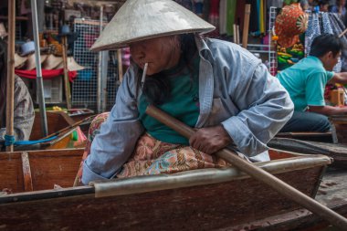 Bangkok, Tayland - 02 Ocak 2011: Damnoen Saduak yüzen pazarı, ünlü cazibe Ratchaburi Eyaleti, Tayland