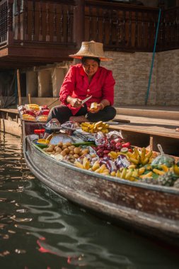 Bangkok, Tayland - 02 Ocak 2011: Damnoen Saduak yüzen pazarı, ünlü cazibe Ratchaburi Eyaleti, Tayland