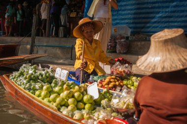 Bangkok, Tayland - 02 Ocak 2011: Damnoen Saduak yüzen pazarı, ünlü cazibe Ratchaburi Eyaleti, Tayland