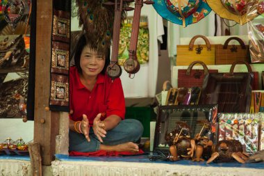 Bangkok, Tayland - 02 Ocak 2011: Damnoen Saduak yüzen pazarı, ünlü cazibe Ratchaburi Eyaleti, Tayland