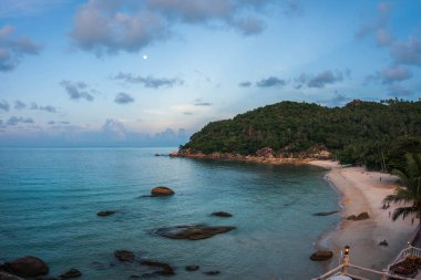 Doğal günbatımı ve gündoğumu Cristal Bay, Samui, Tayland amazing