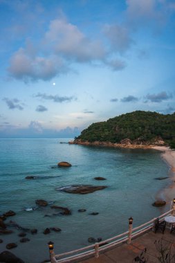 Doğal günbatımı ve gündoğumu Cristal Bay, Samui, Tayland amazing