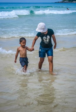 Denizin Koh Samui Surat Thani Thail içinde içinde içinde banyo insanlar