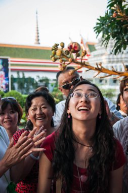 Bangkok, Tayland - 01 Ocak 2011: İnsanlar Bangkok tapınak bir ağaç, Tayland çiçek çiçek için bekliyor